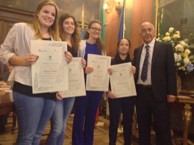 Alunni vincitori con il dirigente scolastico Stefano Quaglia
